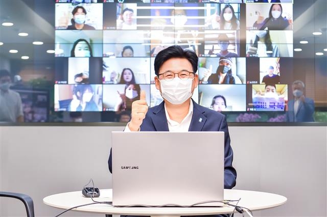 박성수 서울 송파구청장이 지난 9월 9일 열린 송파구인터넷방역 자원봉사단 온택트 발대식에서 봉사단원들을 응원하고 있다. 송파구 제공