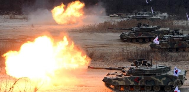 경기 포천 다락대 훈련장에서 육군 6군단의 K1 전차가 가상의 적을 향해 화력시범을 보이고 있다. 서울신문 DB