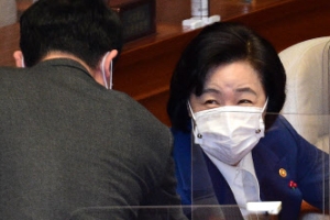공수처 통과에 ‘활짝’ 추미애 “소수만 특혜 누리던 檢문화 사라질 것”(종합)