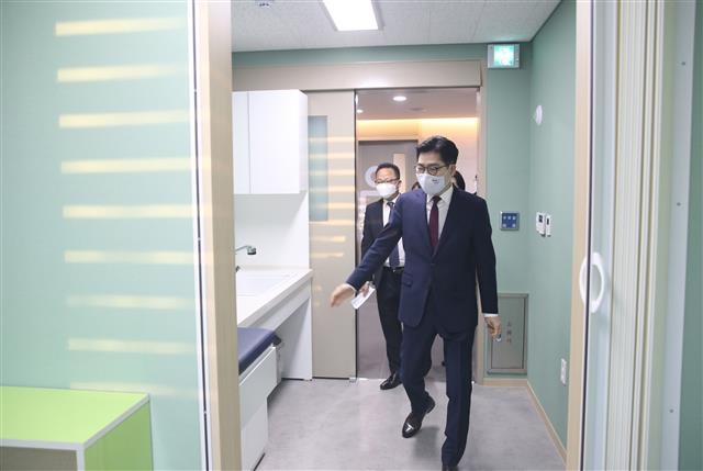 이정훈 서울 강동구청장이 지난 4일 길동주민센터 준공식에서 수유실을 둘러보고 있다. 강동구 제공