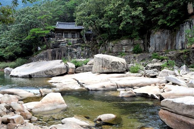 괴산 화양구곡의 4곡인 금사담. 화양구곡의 9개 계곡 이름은 우암 송시열 선생이 지었다.  괴산군 제공