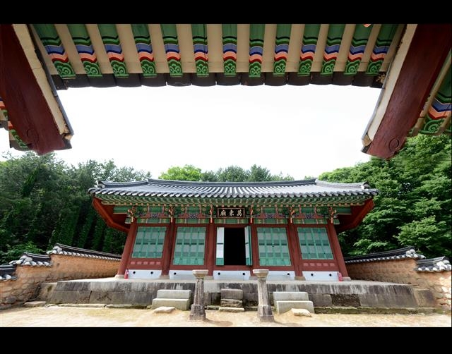 임진왜란 때 조선에 원군을 보내준 중국 명나라 황제의 위패를 모신 사당인 괴산군 청천면의 만동묘. 송시열이 만년에 화양동에 은거하면서 제자들을 가르치던 곳으로 알려졌다. 괴산군 제공