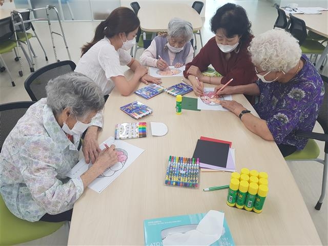 서울시사회서비스원 마포종합재가센터(초록숲데이케어)에서 어르신들이 인지기능 향상을 위해 마련된 미술 치료 프로그램에 참여하고 있는 모습. 서울시사회서비스원 제공