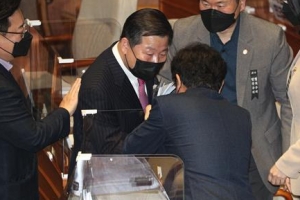 “국정원법은 ‘닥쳐’법”·“게임 핵 쓰는 정당” 여야 국정원법 개정안 필리버스터 말말말