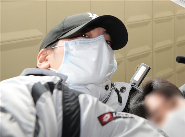 미성년자 제자를 야구방망이를 폭행한 혐의를 받는 래퍼 아이언이 지난해 12월 11일 영장실질심사를 마치고 서울서부지방법원을 나서고 있다. 뉴스1