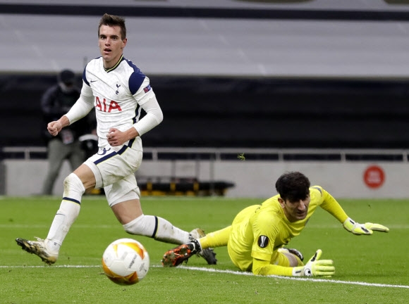 토트넘의 지오바니 로 셀소가 11일(한국시간) 홈에서 열린 유럽축구연맹(UEFA) 유로파리그 조별리그 최종 6차전에서 후반 26분 팀의 두 번째 골을 터뜨리고 있다. [AP 연합뉴스]