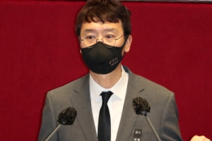 계속되는 필리버스터 대치···與의 토론보장에 野는 초선 전원참여로 맞서