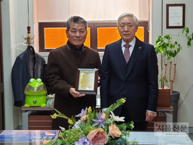 정영광(왼쪽) 부천문화원장이 ‘2020 경기도지방문화원 어워드’에서 대상 상패를 받은 뒤 염상덕 경기도문화원연합회 회장과 기념사진을 찍고 있다. 부천문화원 제공