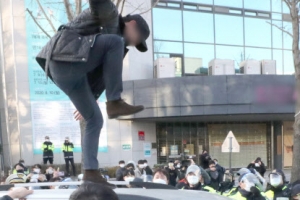 “조두순 호송차 부순 3명 구속영장 신청 검토”