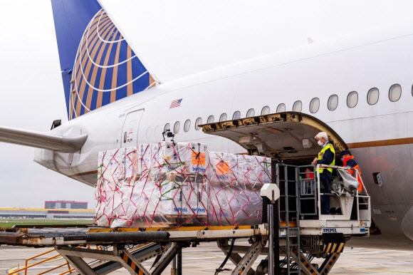 Pfizer Vaccine bound for the US On day 2 (local time), a freighter heading to O'Hare International Airport in Chicago, Illinois from Brussels, Belgium, carries the Corona 19 vaccine developed by Pfizer.  2020.12.13 Reuters Yonhap News