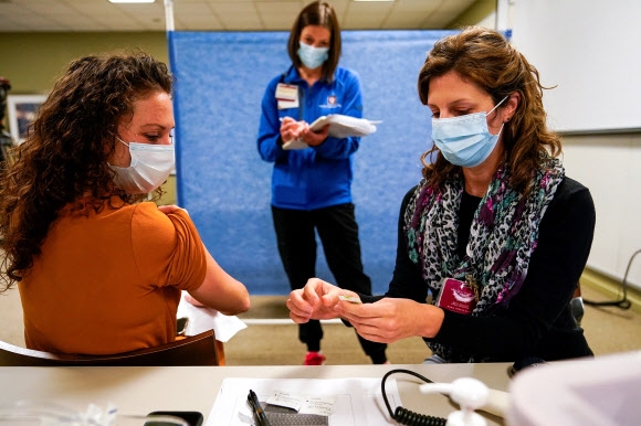 Pfizer Vaccination in the USA An employee of a nursing home in Indianapolis, Indiana, USA, is participating in Pfizer's pre-exercise for COVID-19 vaccination on the 11th (local time).  2020.12.12 Reuters Yonhap News