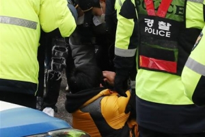 [포토] ‘조두순 집’ 진입, 제지당하는 유투버