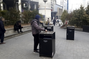 가래뱉고 내던지고…여전히 코로나 도덕 실종된 흡연구역