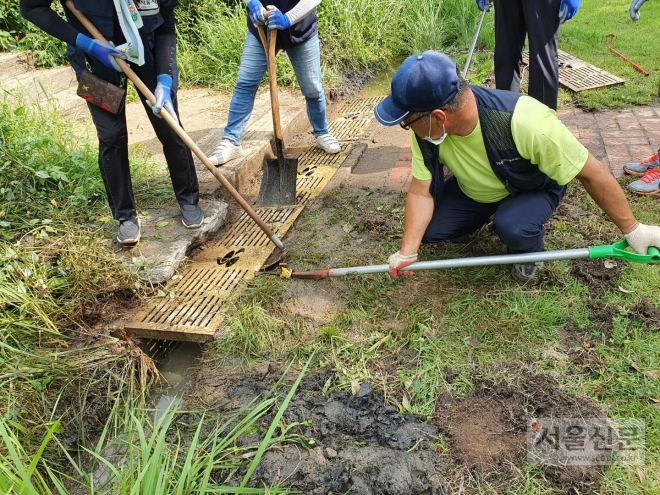 코로나19에 어려운 시민들에게 제공되는 희망일자리 사업 ‘그린시흥 3000++’. 시흥시 제공
