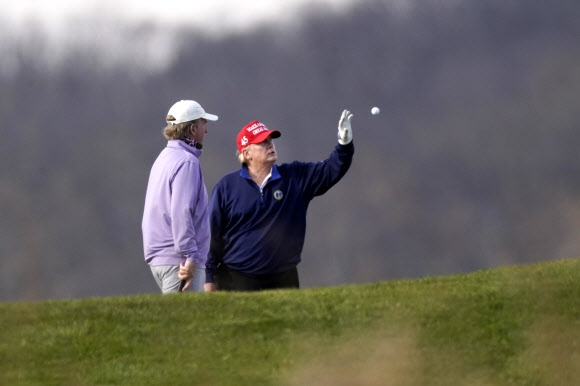 13일(현지시간) 버지니아주 골프장에 간 도널드 트럼프 미국 대통령.AP