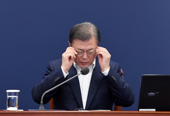문재인 대통령이 14일 오후 청와대 여민관에서 열린 수석?보좌관회의에서 안경을 고쳐쓰고 있다. 2020. 12. 14 도준석 기자pado@seoul.co.kr