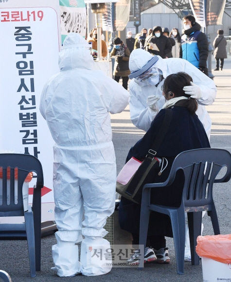 14일 서울 중구 서울역 광장에 설치된 코로나19 임시선별검사소에서 시민들이 코로나19검사를 받고 있다.  오장환 기자 5zzang@seoul.co.kr