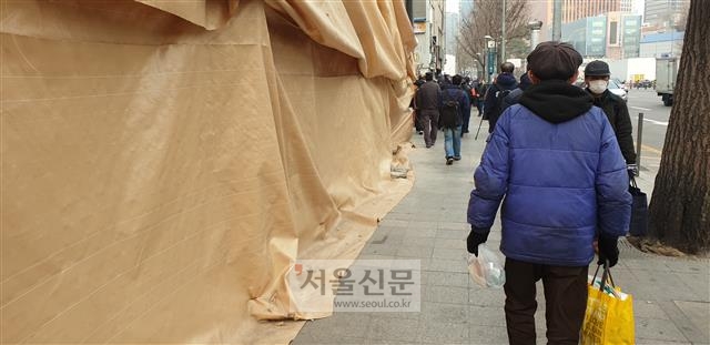 지난 11일 서울 용산구 서울시립 무료급식장 ‘따스한 채움터’를 찾은 노숙인들이 도시락을 받지 못하고 발길을 돌리고 있다.  김주연 기자 justina@seoul.co.kr
