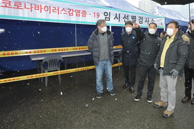 서양호(오른쪽 첫 번째) 서울 중구청장이 지난 13일 서울역 임시선별검사소 설치 현장을 둘러보고 있다. 중구 제공