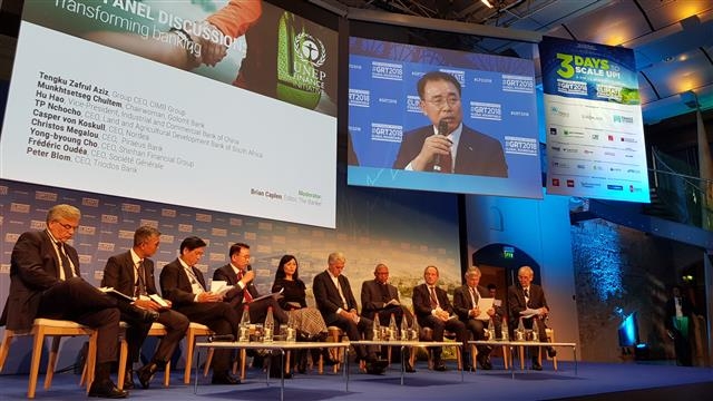 조용병(왼쪽 네 번째) 신한금융그룹 회장이 2018년 11월 프랑스 파리에서 열린 ‘유엔 환경계획 금융부문(UNEP FI) 글로벌 라운드 테이블’ 행사에서 전 세계 금융산업을 위한 ‘책임은행원칙’을 발표하고 있다. 신한금융지주 제공
