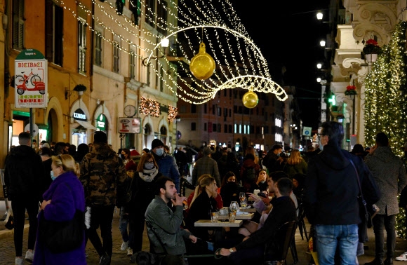 코로나 재확산에도… 거리두기 실종된 이탈리아 카페 