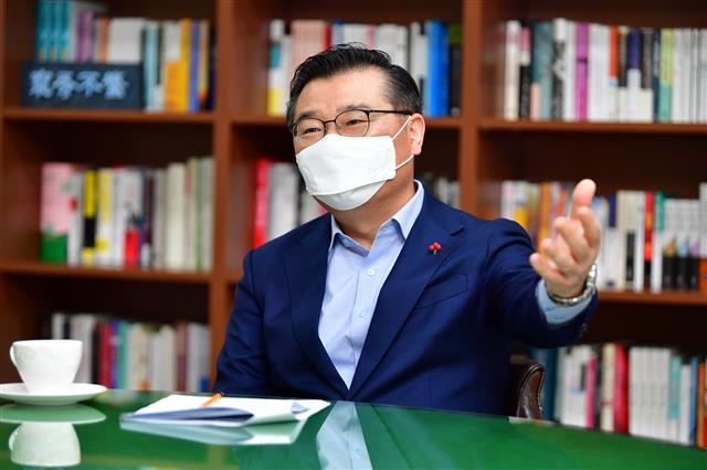 류경기 중랑구청장이 지난 11일 구청에서 진행한 인터뷰에서 SH공사 본사 이전과 연계한 지역개발 계획에 대해 설명하고 있다. 중랑구 제공