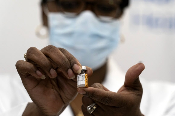 미국에서 처음 접종되는 코로나19 백신