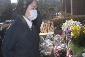 [서울포토] ‘응원 꽃바구니’ 지나 청사 들어서는 추미애 장관