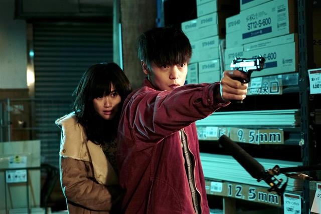 17일 개봉하는 영화 ‘퍼스트 러브’는 권투 선수인 레오와 벼랑 끝에 선 여성 모니카를 둘러싼 중국 마피아, 일본 야쿠자의 우연한 사건을 그렸다. 일본 장르영화의 대표주자로 꼽히는 미이케 다카시(작은 사진) 감독은 피 튀기는 장면 속에서도 B급 유머와 풍자를 전한다. 와이드릴리즈 제공