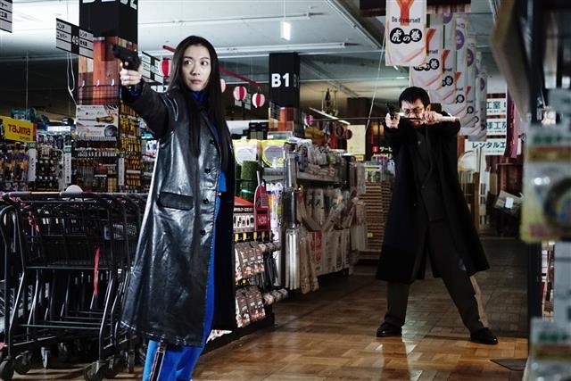 17일 개봉하는 영화 ‘퍼스트 러브’는 권투 선수인 레오와 벼랑 끝에 선 여성 모니카를 둘러싼 중국 마피아, 일본 야쿠자의 우연한 사건을 그렸다. 일본 장르영화의 대표주자로 꼽히는 미이케 다카시 감독은 피 튀기는 장면 속에서도 B급 유머와 풍자를 전한다. 와이드릴리즈 제공