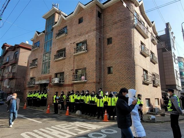 지난 12일 경찰 수십명이 유튜버 등 일부 시민의 돌출행동을 막으려고 조두순의 주거지 주변을 지키고 있다. 서울신문 DB 