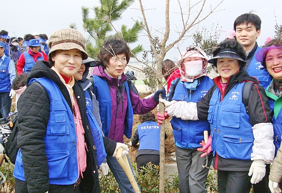 봉사자들과 함께 나무를 심고 있는 김덕애(왼쪽 첫 번째) 부산 원불교봉공회 고문.