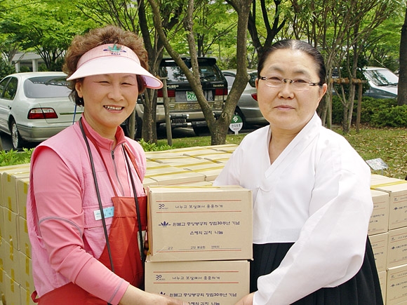 나눔 김치를 전달하는 김덕애(왼쪽 첫 번째) 부산 원불교봉공회 고문.