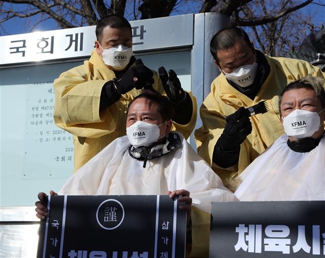 삭발하는 헬스장 관장들