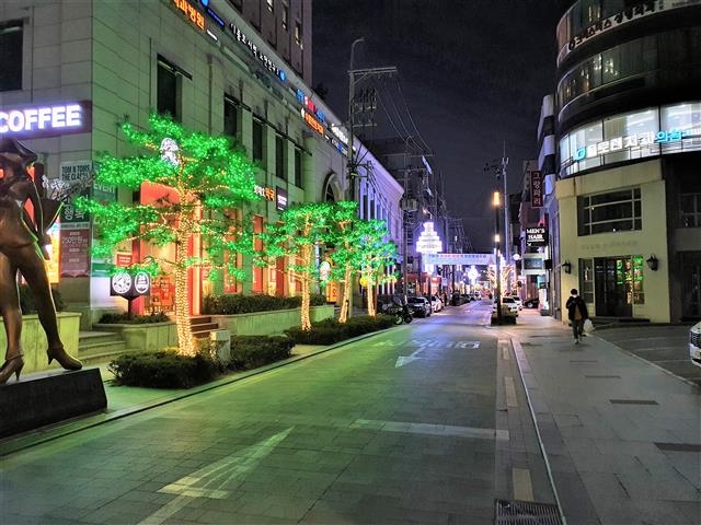 이달 ‘빛의 거리’로 변신한 서울 강남구 압구정 로데오거리. 강남구는 공공조형물과 조명 등을 설치해 강남구의 대표 명소인 압구정 로데오거리의 활성화를 추진하고 있다. 강남구 제공