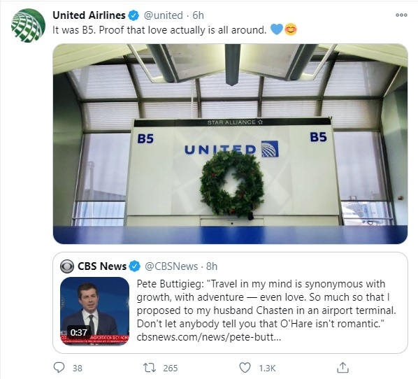 유나이티드 항공이 16일(현지시간) 미국 교통부 장관 피터 부티지지 지명자의 청혼 장소인 B5 터미널을 커다란 크리스마스 리스로 장식한 사진에 더해 ‘사랑은 어디에나 있다’는 트윗을 남겼다. 트위터 캡처