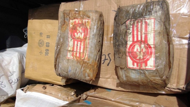 남태평양 마셜 제도의 환초에 좌초된 배 안에 감춰져 있던 코카인 마약 상자. 위의 두 봉지만 미국 마약수사국(DEA)에 보내졌고 나머지는 모두 불태워버렸다. 영국 BBC 홈페이지 캡처 
