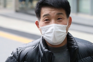 ‘20년 억울한 옥살이’ 윤성여씨 재심서 무죄…“사법부 구성원으로 사과”