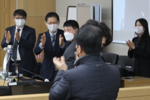 [서울포토] ‘32년 만에 무죄’ 선고받는 윤성여씨