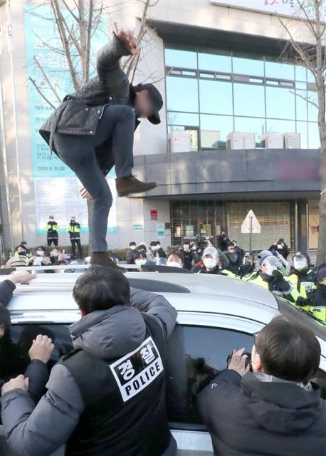 한 유튜버가 아동 성범죄자 조두순이 탑승한 법무부 호송 차량 위에 올라가 차량 지붕을 발로 마구 밟고 있다. 관심이 돈이 되는 시대가 오면서 자극적인 기행을 일삼으며 시선을 끌려는 ‘관종’도 늘어나고 있다. 연합뉴스