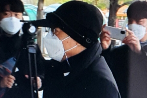 [포토] ‘겨울모자 눌러쓰고’… 오거돈, 영장심사 출석