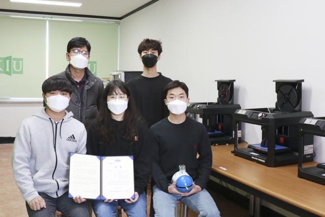 상을 받은 기계자동차학부 학생들이 3D프린터실에서 포즈를 취했다. 좌측부터 시계방향으로 이광일 지도교수, 노은상, 유재욱, 조영주, 백순원).