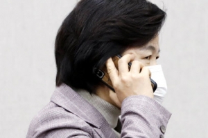 [포토] 추미애 장관 ‘누구와 통화?’