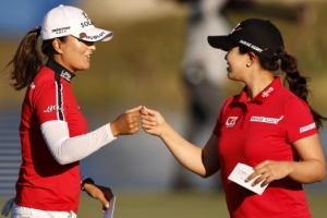 고진영, 4개 대회 뛰고 상금왕 가시화...LPGA 최종전 2R 단독 1위