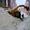 [포토] 미 뉴욕시 타임스스퀘어에서 눈더미 치우는 제설차