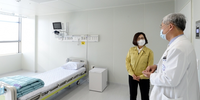 은수미 시장이 지난 17일 성남시의료원을 방문 이중의 병원장으로부터 새로 추가 설치되는 코로나19 전담병상에 대해 설명을 듣고있다. 성남시 제공 