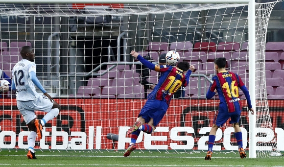 리오넬 메시(바르셀로나, 10번)가 19일 캄프 누로 불러 들인 발렌시아와의 프리메라리가 13라운드 전반 막판 자신의 페널티킥을 상대 골키퍼가 막아낸 공을 머리로 맞혀 골망으로 보내고 있다. 바르셀로나 AP 연합뉴스 