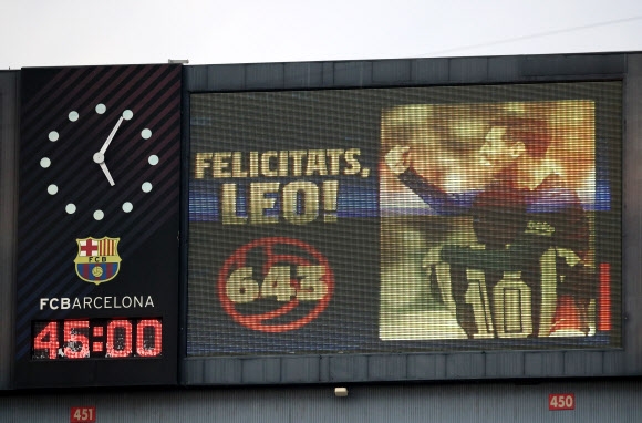 리오넬 메시가 FC바르셀로나에서 뛴 748번째 경기인 20일 발렌시아와의 라리가 원정에서 643골째를 넣어 펠레의 원클럽 최다골과 타이를 작성하자 전광판에 이를 축하하는 동영상과 함께 축하문구가 표시되고 있다. [로이터 연합뉴스]