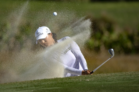 고진영이 20일(한국시간) 미국 플로리다주 네이플스에서 펼쳐진 미여자프로골프(LPGA) 투어 CME그룹 투어챔피언십 3라운드 9번홀에서 벙커샷을 하고 있다. [USA투데이 연합뉴스]