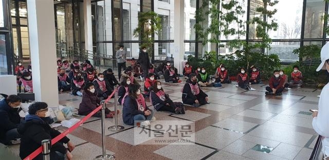 집단해고 철회 농성 지난 16일 서울 여의도 LG트윈타워 사옥 로비에서 청소노동자들이 집단해고 철회 농성을 하고 있다.